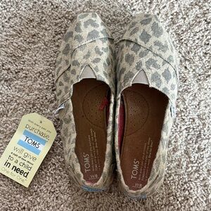 TOMS Women's Tan Leopard Flats